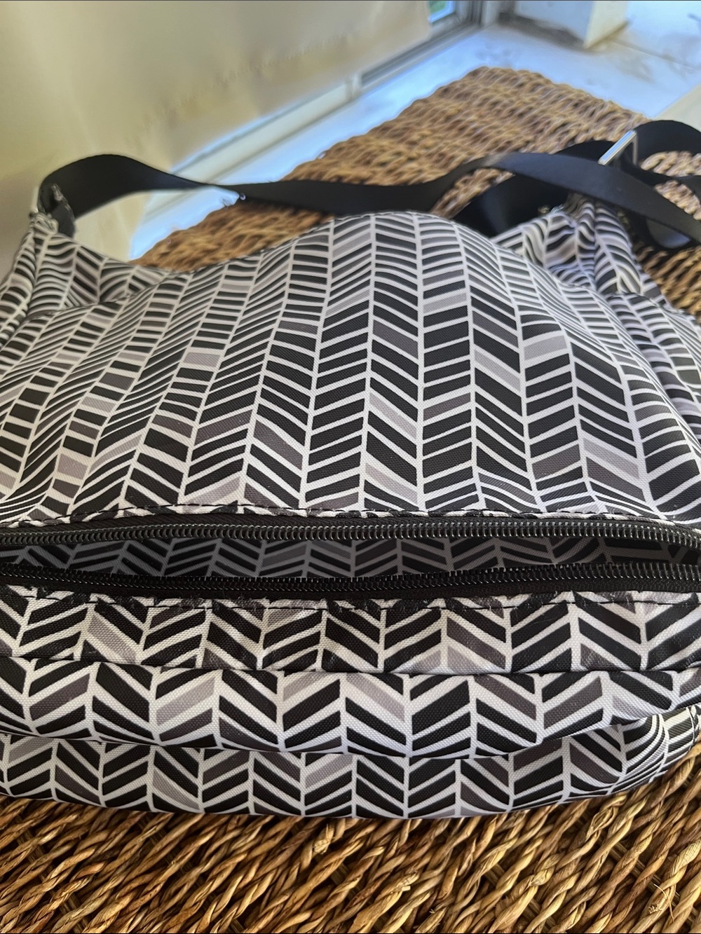 Baggallini Everywhere Bag Chevron Crossbody Bag - Picture 6 of 13